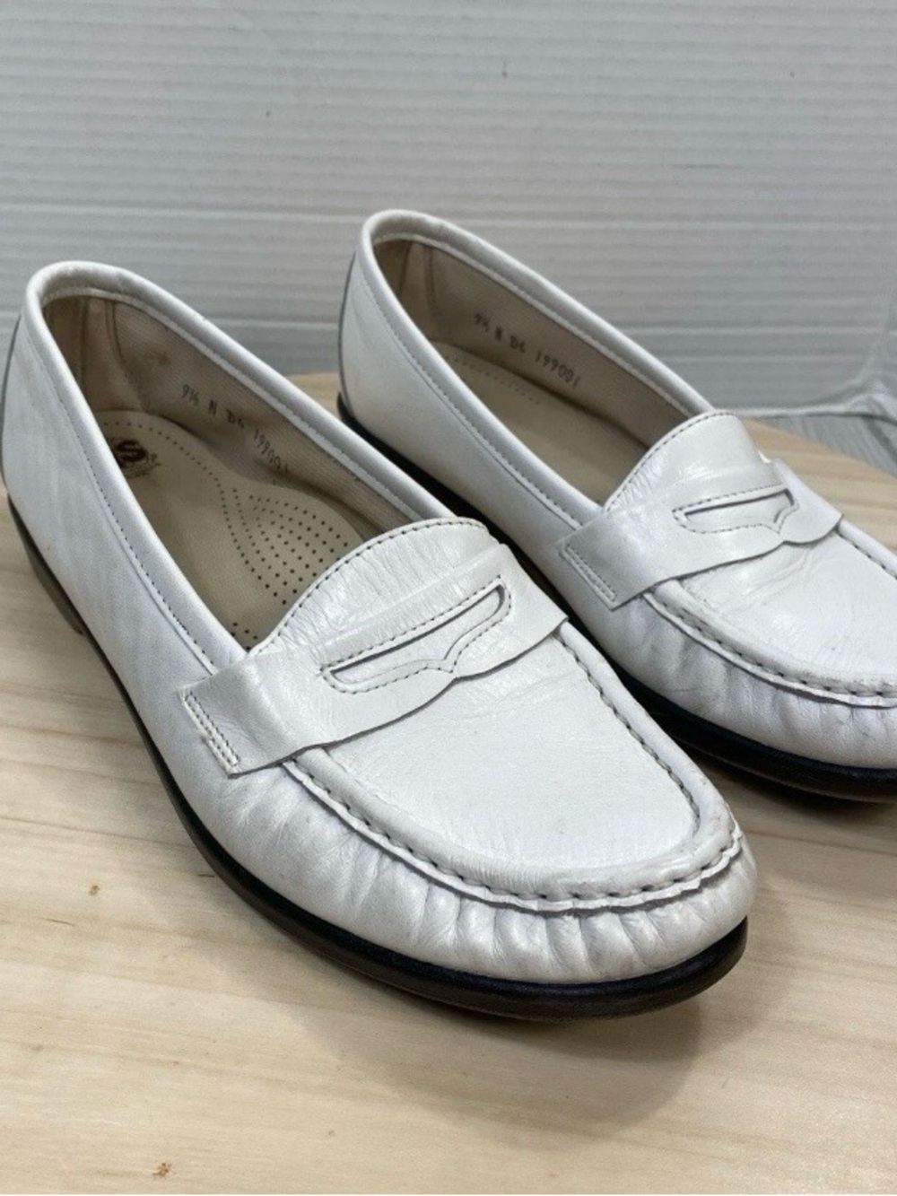 SAS Womens Size 9.5 N Penny Loafers Casual Comfort Shoes Off White Leather.